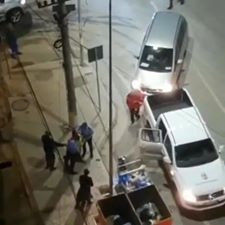 VIDEO-SKANDAL/ Policët e Veliajt shtrijnë në tokë…