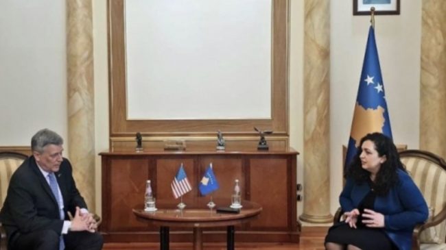 Vjosa Osmani takohet me ambasadorin amerikan