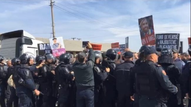 Protesta në Fier, punonjësja: Naftëtarët e vjetër…