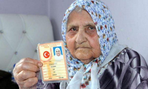 Gjyshja 126-vjeçare me 400 pasardhës fiton luftën…