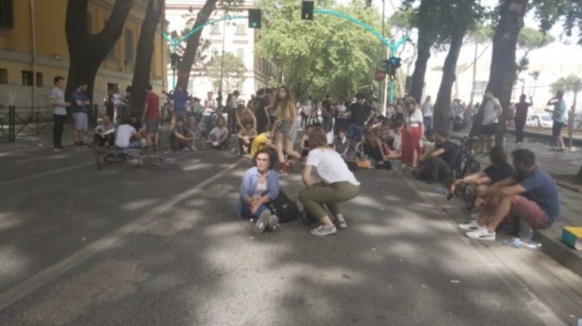 Protestuesit bllokojnë rrugën mbi parkun Rinia, ulen…