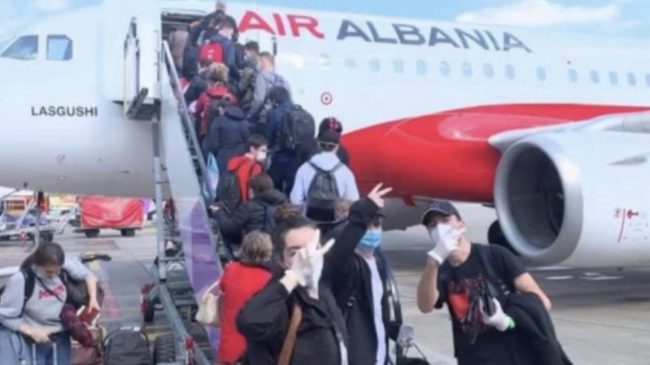 Riatdhesohen 220 shqiptarë nga SHBA
