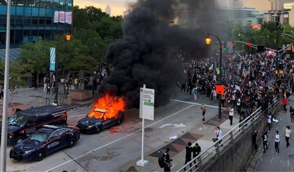 Shpërthejnë protestat masive në shumë qytete në…