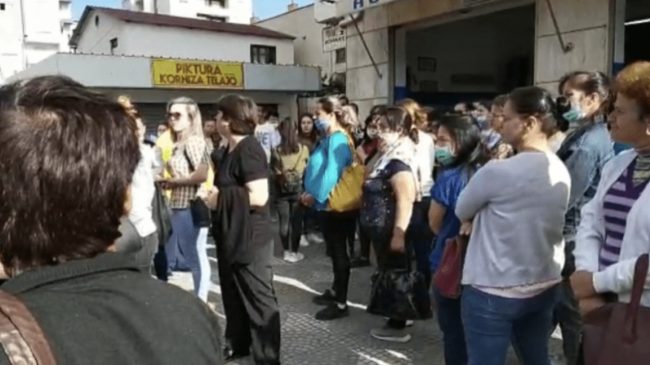 Punonjësit e fasonerisë në Vlorë në protestë:…