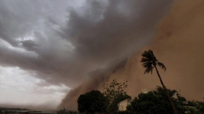 Një stuhi apokaliptike “pushton” qytetin