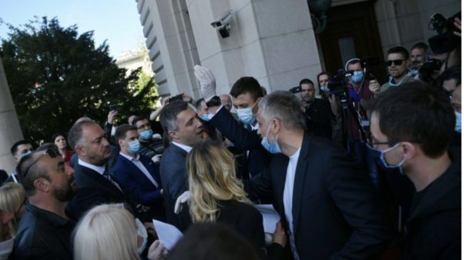 Plas në kuvendin serb, deputetët e opozitës…