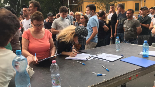Këngëtarja shqiptare firmos peticionin për rindërtimin e…