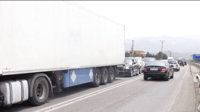 Ende i bllokuar aksi Elbasan-Tiranë, nuk lejohen…