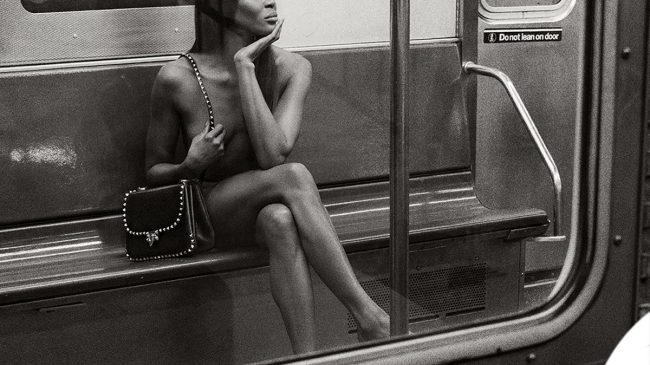 Supermodelja nudo në metro, s’lë vend për…
