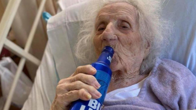 103-vjeçarja mposht koronavirusin, feston me birrë të…