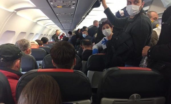 Qytetarë pa distancë në avionin e Air…