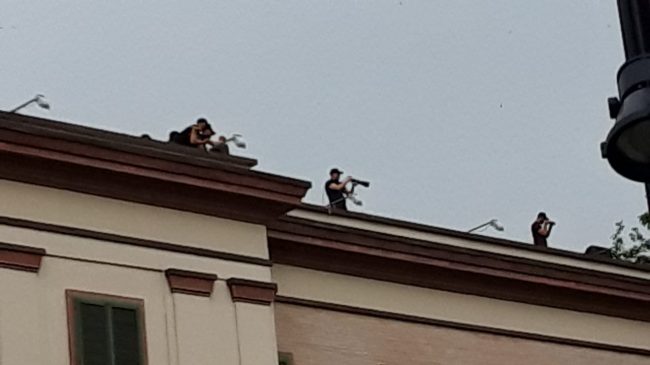 Policë me dylbi e snaipera monitorojnë protestën…