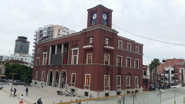 Përmbytet Durrësi, Bashkia ua vë fajin lumenjve