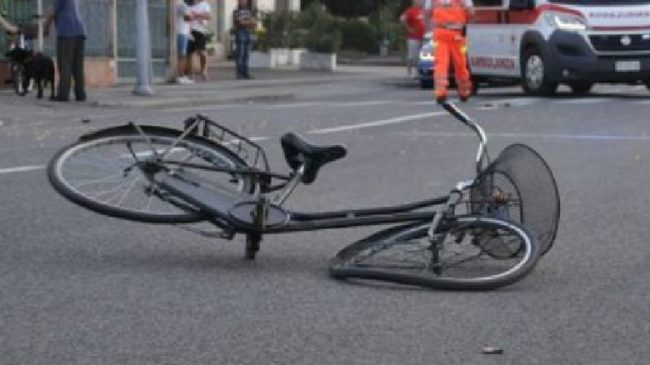 E rëndë/ Makina përplas biçiklisten