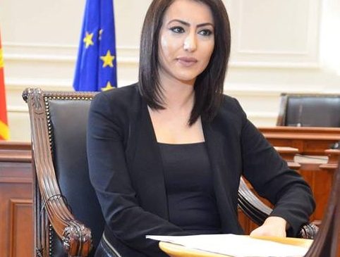 Sapo doli nga puna, gazetarja shqiptare përplaset…