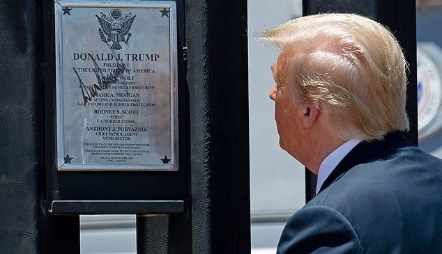 Pllakatë dhe autograf mbi mur, Trump: Këtë…