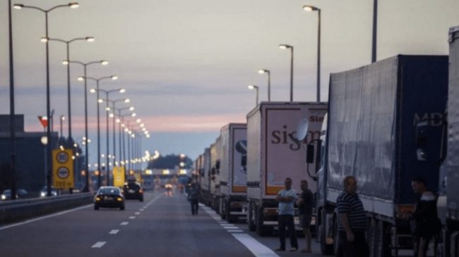 Kosova vendos taksë për kamionët që futen…