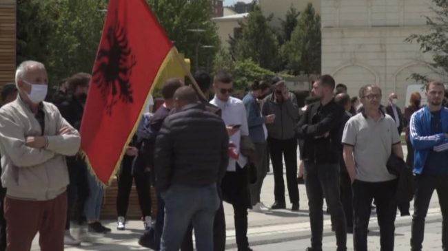 Prishtinë/ Protestuesit kërkojnë zgjedhje të reja
