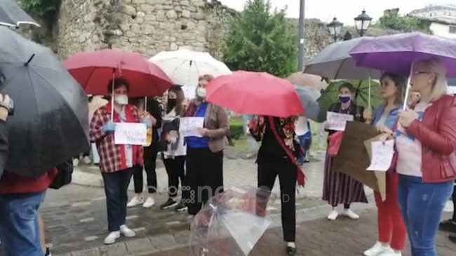Gratë në Elbasan sfidojnë shiun, protestojnë kundër…