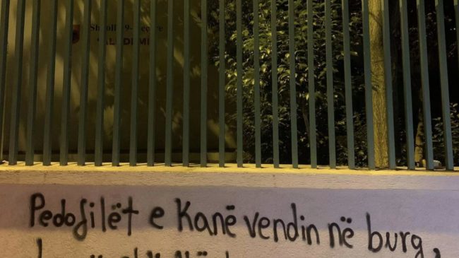 Mesazhe në muret e Tiranës: Pedofilët e…