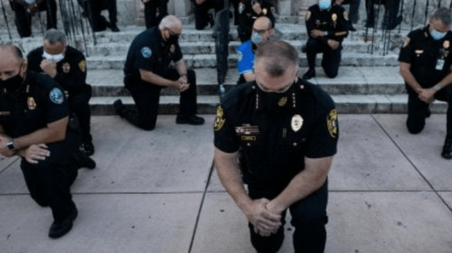 SHBA/ Policia përulet para protestuesve, kërkojnë falje…