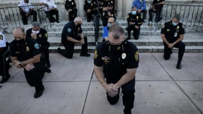 SHBA/ Në gjunjë para protestuesve, policët kërkojnë…