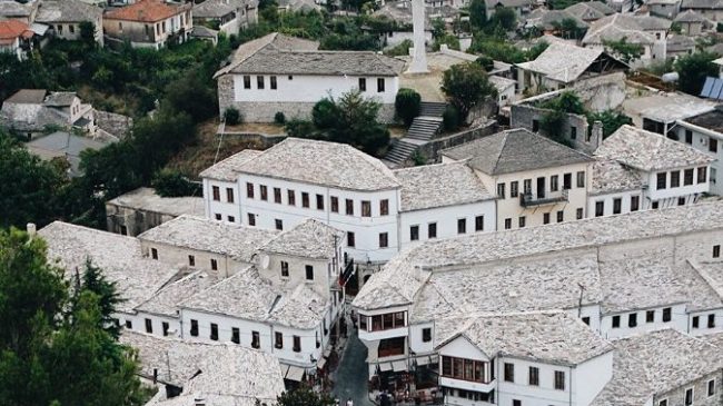 Koronavirus prek bashkinë e qytetit turistik shqiptar,…