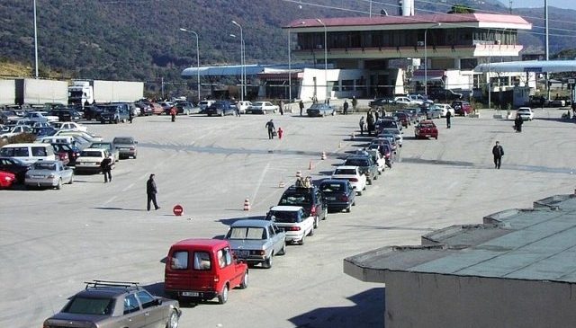 Policia kufitare arreston 3 shqiptarë, kalonin sirianët…