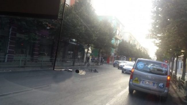 Tiranë/ Makinat përplasin biçikletat dhe largohen, plagosen…