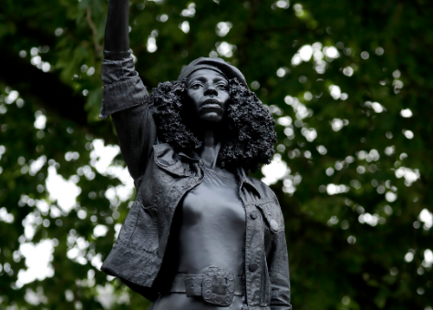 ‘Black Lives Matter’/ Shfaqet statuja e demonstrueses…