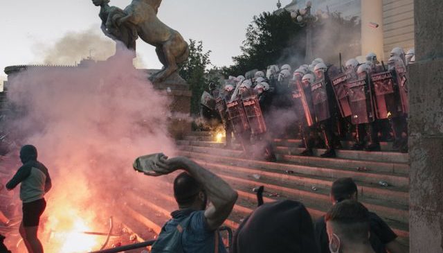 Nisin protestat kundër masave anti-COVID në Ballkan