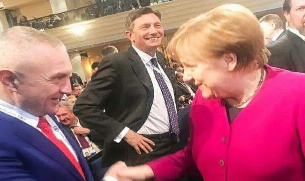 Meta publikon foton me Merkel dhe apelon…
