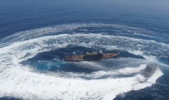 VIDEO/ Anija shqiptare fundoset qëllimisht, ja arsyeja