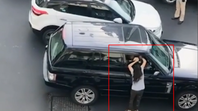 VIDEO/ Kapi në makinë burrin që e…