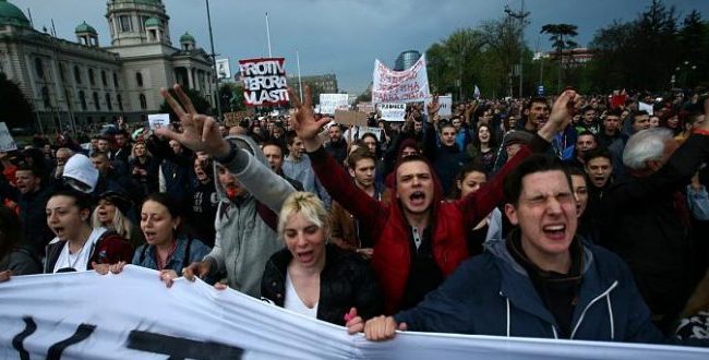 Serbia përfshihet nga protestat për masat kufizuese…