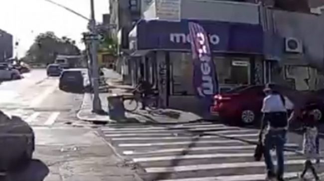VIDEO/ E qëllojnë me plumb në rrugë,…