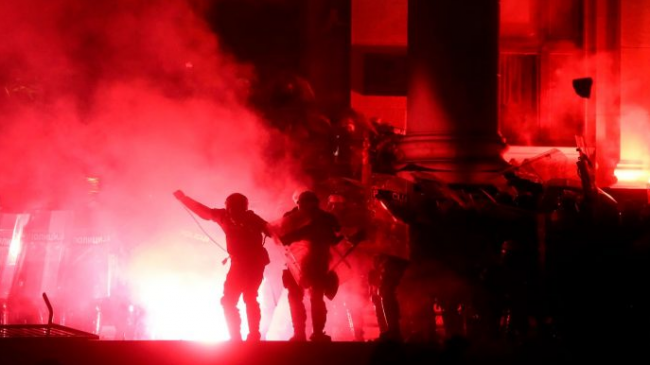 Trazira në Serbi, protestuesit përleshen me policinë…