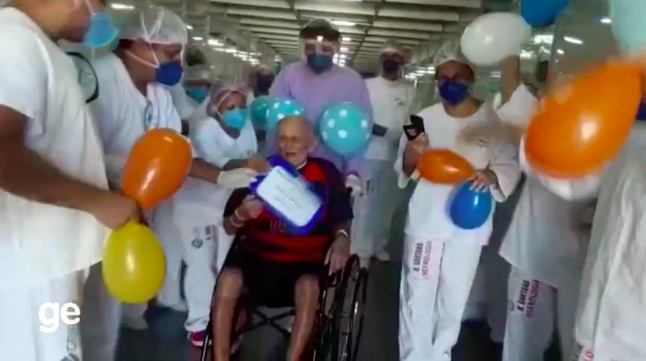 VIDEO/ Tifozi 102-vjeçar bëhet hit në rrjet,…