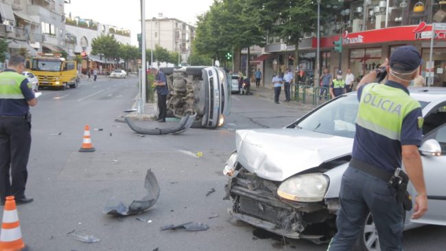 FOTO/ Tiranë, aksident në kryqëzimin e Porcelanit.…