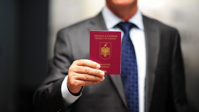 Greqia njeh deri më 31 dhjetor pasaportat…