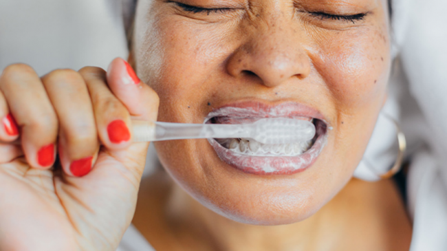 Pse është e dëmshme të lani dhëmbët…