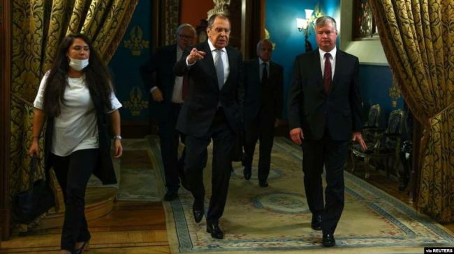Diplomati i lartë amerikan në Moskë, hèlmimi…