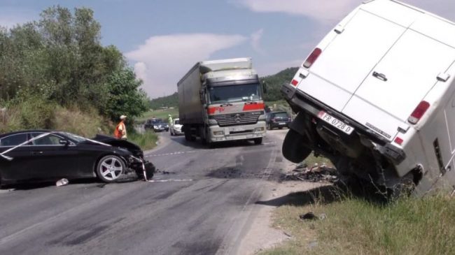 Aksídent në Vlorë, furgoni përfundon në kanal