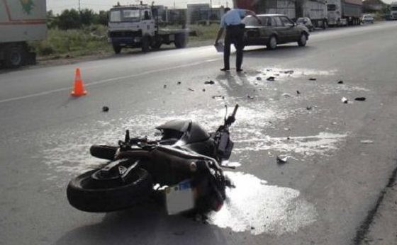 Aksident tragjik/ Përplasen dy motoçikleta, humb jetën…