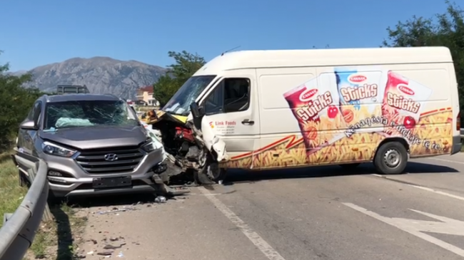 VIDEO/ Furgoni përplás SUV-in, bllókohet aksi kómbëtar…