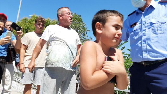 FOTO+VIDEO/ Vogëlushi shqiptar që shtrëngon në gjoks…