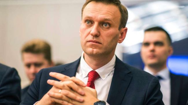 Pasi u hélmua në aeroport, Navalny tashmë…
