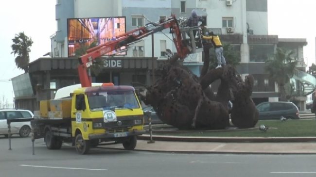 Era e fortë në Durrës rrëzon statujën…