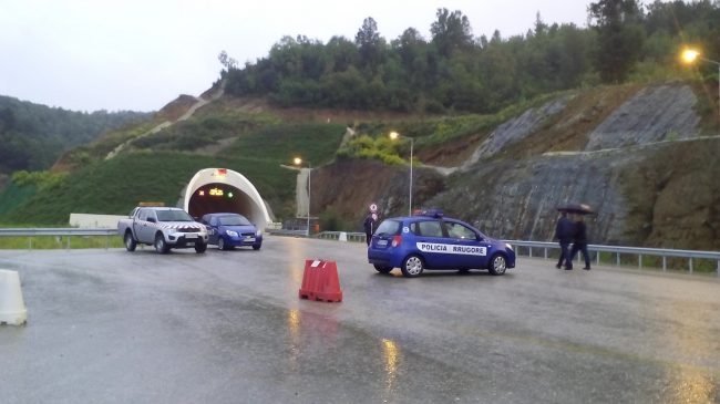 Në afërsi të tunelit Tiranë-Elbasan/ Dy automjete&hellip;