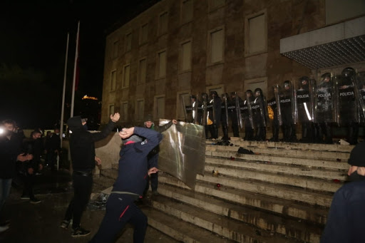 Policia shoqëron 12-vjeçarin që protestoi për Klodianin,&hellip;